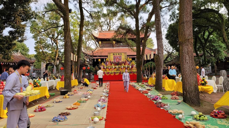 Đồ lễ được bầy biện đẹp mắt hai bên đường "chạy đàn".