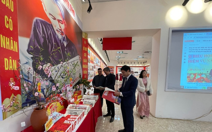 Rất nhiều bạn đọc mong muốn được tặng các ấn phẩm Báo Nhân Dân tại triển lãm.