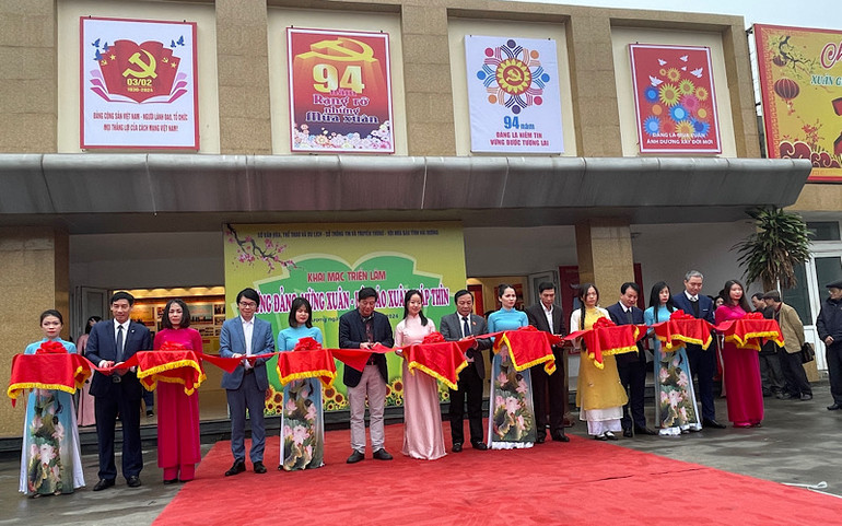 Lãnh đạo tỉnh Hải Dương cắt băng khai mạc triển lãm mừng Đảng mừng xuân và Hội Báo Xuân.