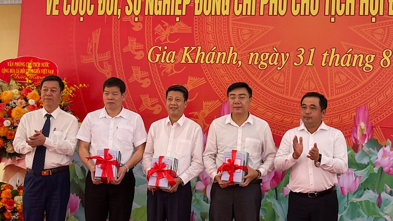 Lãnh đạo tỉnh Hải Dương trao tặng bộ sách về đồng chí Lê Thanh Nghị tới các đơn vị, địa phương trong tỉnh.