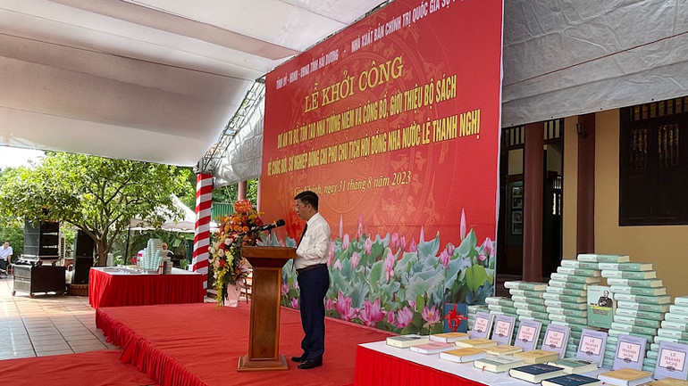 Phó Giáo sư, Tiến sĩ Vũ Trọng Lâm, Giám đốc -Tổng Biên tập Nhà xuất bản Chính trị quốc gia, sự thật giới thiệu Bộ sách về thân thế, sự nghiệp của đồng chí Lê Thanh Nghị.