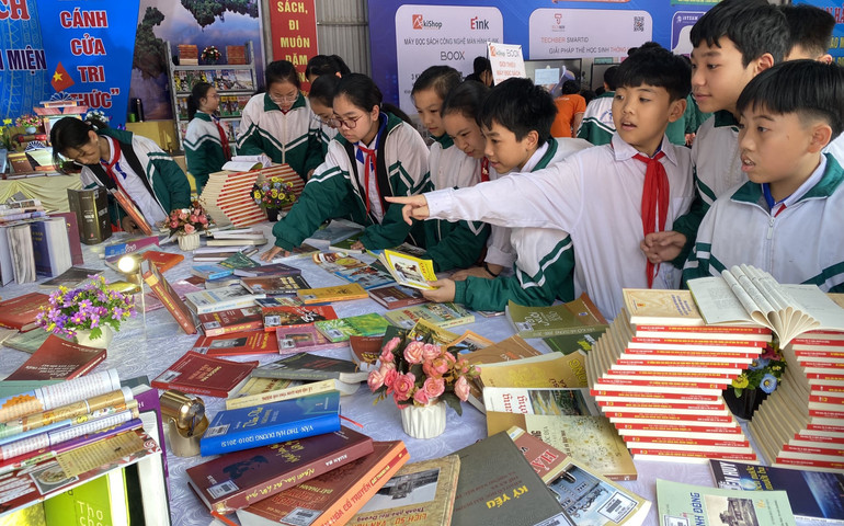 Gian hàng giới thiệu sách ở huyện Thanh Miện.