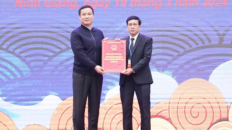 Chủ tịch Ủy ban nhân dân tỉnh Hải Dương trao Bằng công nhận đền Tranh là điểm du lịch.