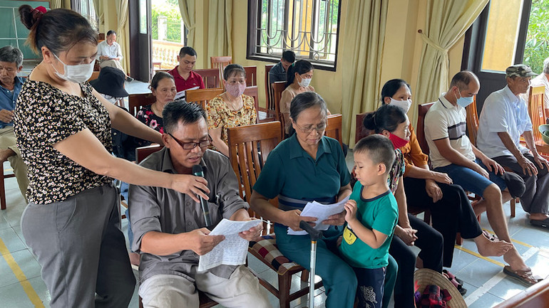 Người dân có ý kiến tại buổi đối thoại.