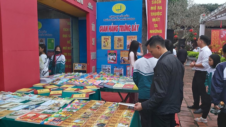 Gian trưng bày sách tại Văn miếu Mao Điền. Gian trưng bày sách tại Văn miếu Mao Điền.