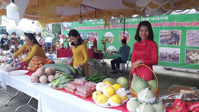 Trưng bày sản phẩm OCOP của huyện Cẩm Giàng tại lễ hội. Trưng bày sản phẩm OCOP của huyện Cẩm Giàng tại lễ hội.