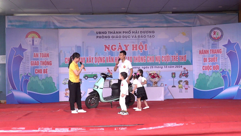 Hoạt cảnh giao lưu văn nghệ tại Ngày hội.