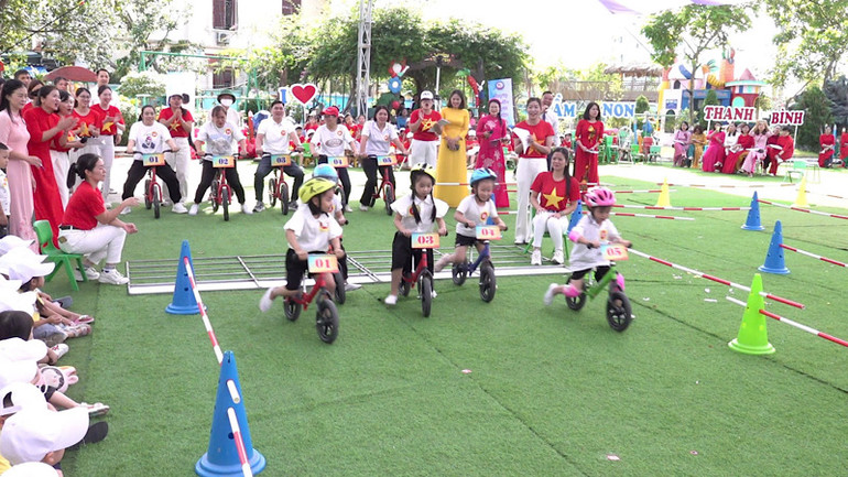 Học sinh và phụ huynh tham dự phần giao lưu đua xe.