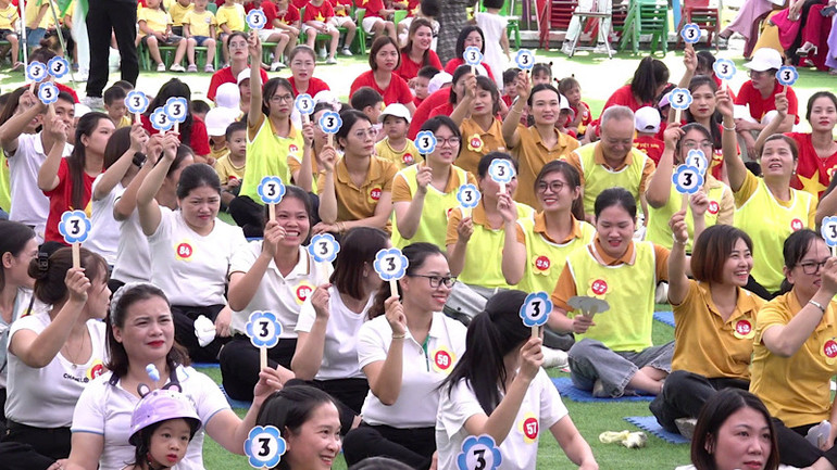 Phụ huynh học sinh tham gia phần thi kiến thức về an toàn giao thông.