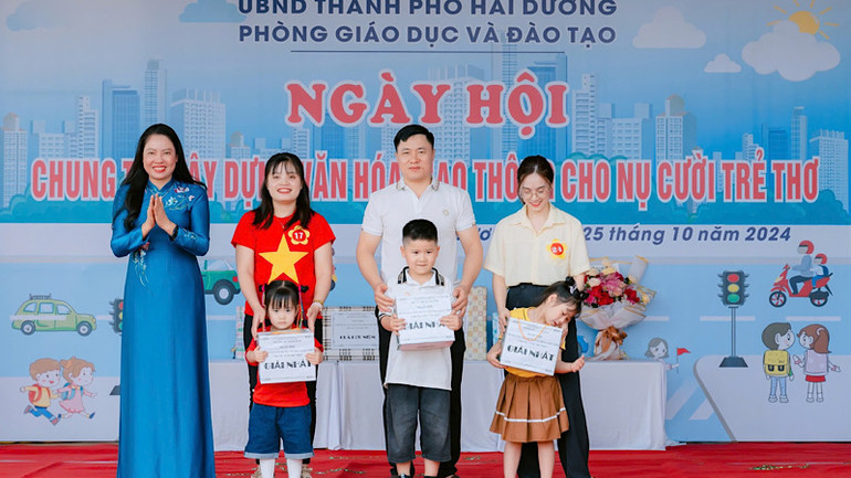 Ban tổ chức trao giải Nhất các phần thi tới các gia đình.