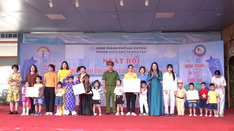 Ban tổ chức trao giải thưởng, tặng quà lưu niệm tới các đội thi.