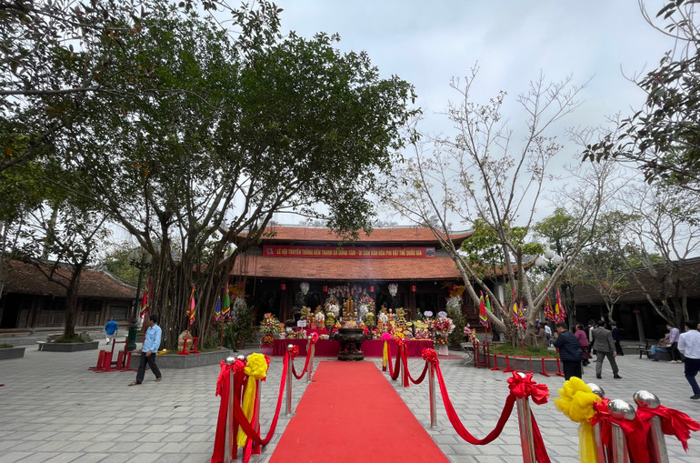 Khuôn viên đền Tranh.