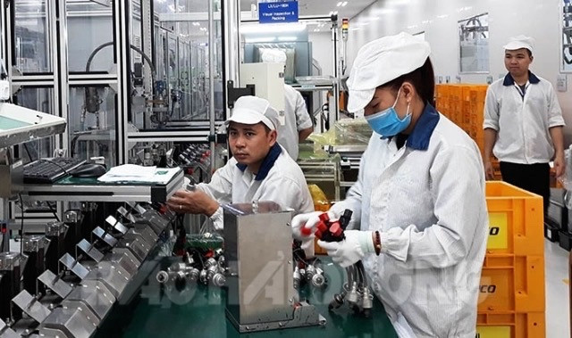 Công nhân Công ty Huyndai Kefico tập trung làm việc trong ngày đầu năm.