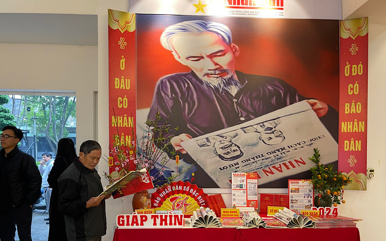 Gian hàng Báo Nhân Dân được thiết kế trình bày đẹp mắt được độc giả và đồng nghiệp đánh giá cao.