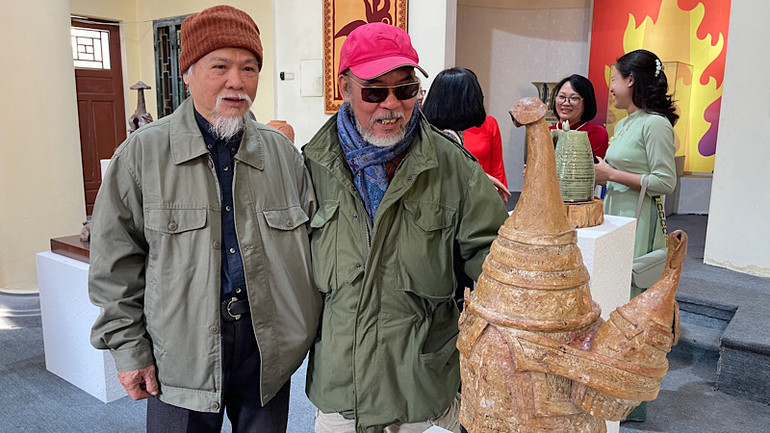 Một góc trưng bày gốm nghệ thuật.