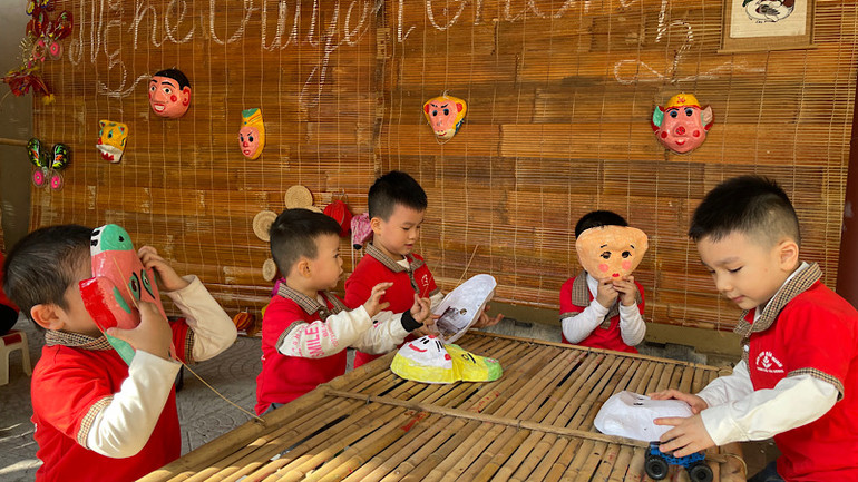 Các em nhỏ trải nghiệm hoạt động họa tiết mặt nạ giấy bồi.