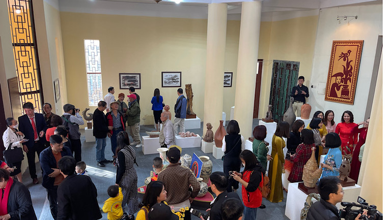 Khu trưng bày gốm nghệ thuật thu hút đông đảo khách tham quan.