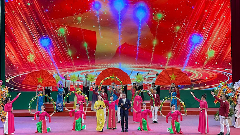 Tiết mục văn nghệ của cán bộ Sở Tài nguyên và Môi trường chào mừng ngày thành lập ngành.