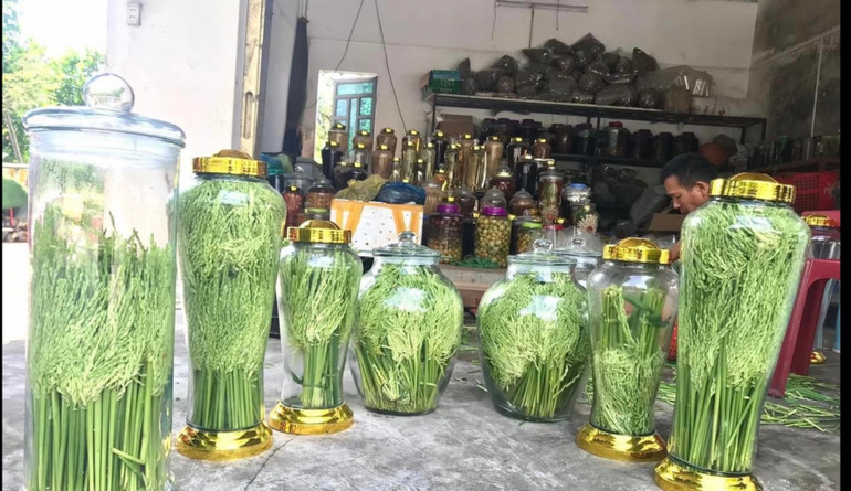 Rượu không được kiểm định chất lượng có thể thấy được rao bán ở mọi nơi.