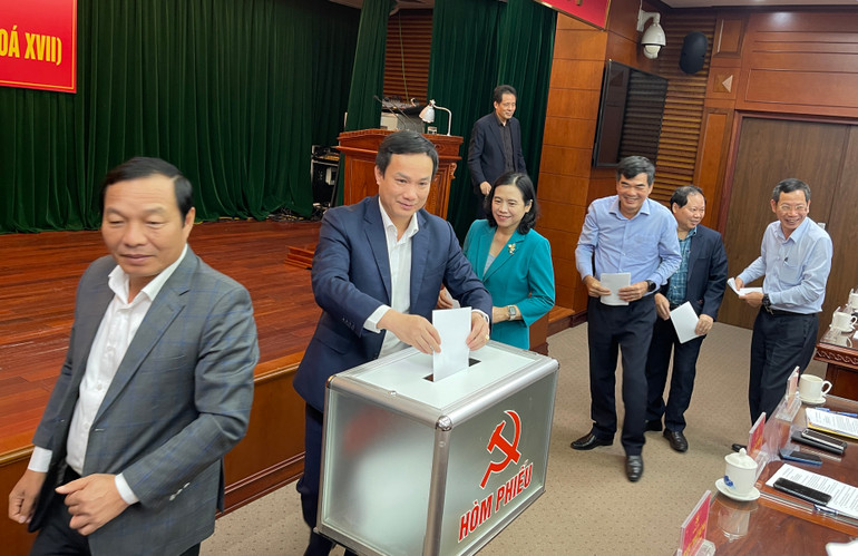 Ban Chấp hành Đảng bộ tỉnh Hải Dương lấy phiếu tín nhiệm cán bộ giữ các chức danh chủ chốt. Ban Chấp hành Đảng bộ tỉnh Hải Dương lấy phiếu tín nhiệm cán bộ giữ các chức danh chủ chốt.