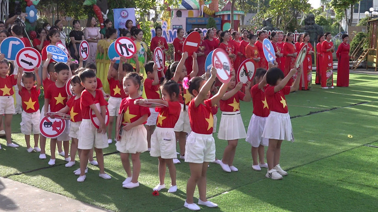 Trẻ mầm non tham dự phần thi tìm hiểu kiến thức về an toàn giao thông.