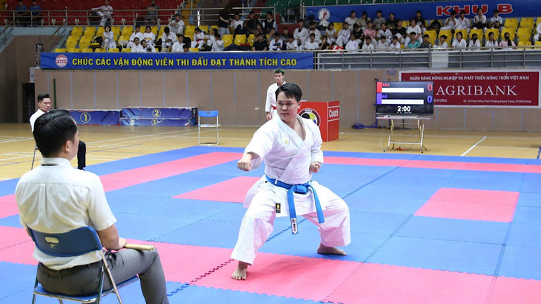 Vận động viên lứa tuổi hơn 18 thi đấu nội dung kata. Vận động viên lứa tuổi hơn 18 thi đấu nội dung kata.