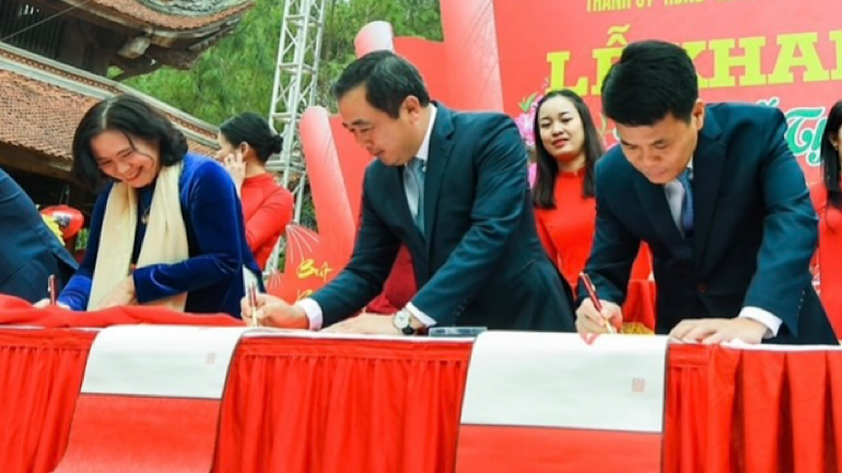 Các đại biểu dự Lễ thực hiện khai bút bằng chữ quốc ngữ. Các đại biểu dự Lễ thực hiện khai bút bằng chữ quốc ngữ.