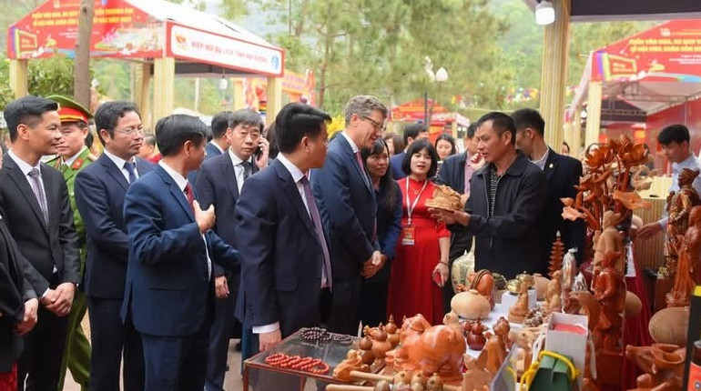 Các gian hàng thủ công mỹ nghệ và sản phẩm OCOP thu hút nhiều du khách.