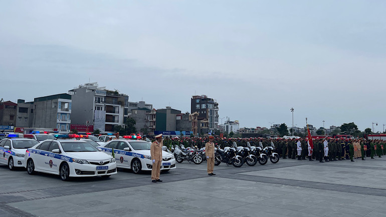 Hơn 900 cán bộ, chiến sĩ Công an tỉnh cùng thành viên lực lượng tham gia bảo vệ an ninh, trật tự ở cơ sở dự lễ ra quân.