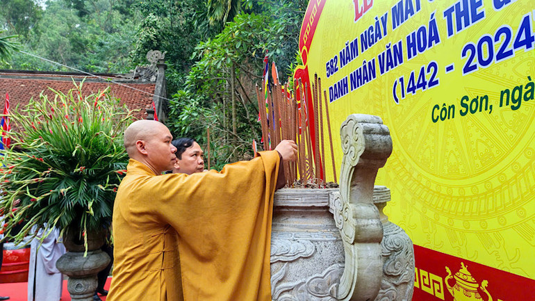 Các đại biểu dâng hương tại Đền thờ Nguyễn Trãi.