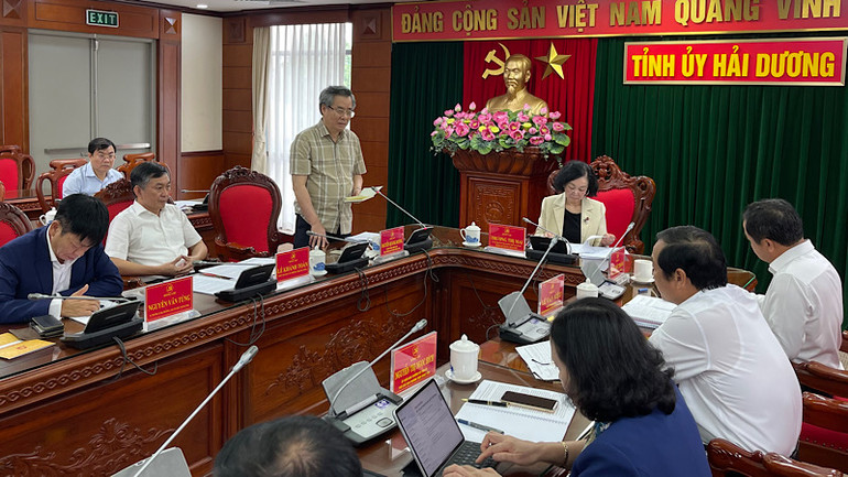 Đồng chí Nguyễn Quang Dương, Ủy viên Trung ương Đảng, Phó Trưởng Ban Tổ chức Trung ương phát biểu tại buổi làm việc với Ban Thường vụ Tỉnh ủy Hải Dương.