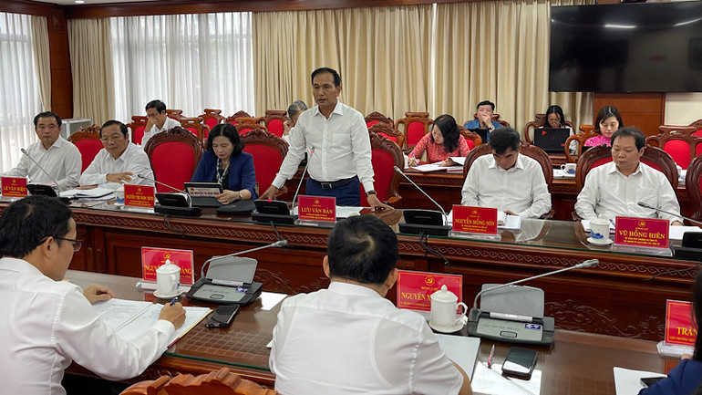 Phó Chủ tịch Ủy ban nhân dân tỉnh Hải Dương Lưu Văn Bản trả lời một số nội dung về phát triển kinh tế-xã hội theo yêu cầu của Đoàn công tác.