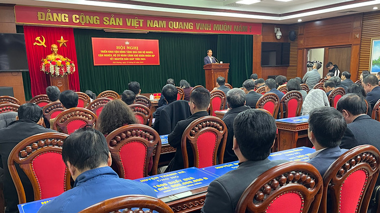 Các đơn vị tham gia tặng quà Tết người nghèo tham dự Hội nghị.