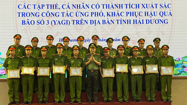 Các tập thể, cá nhân nhận giấy khen của Công an tỉnh.