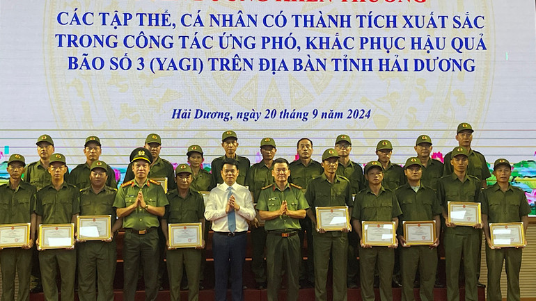 Tuyên dương khen thưởng 22 cá nhân thuộc lực lượng tham gia bảo vệ an ninh trật tự ở cơ sở.