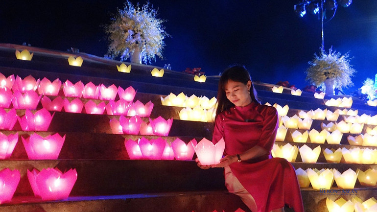 Những chiếc đèn thắp sáng sẽ được thả trên sông Lục Đầu trong hội hoa đăng.