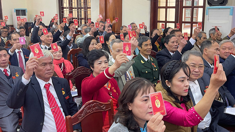 Các đại biểu thông qua Nghị quyết Đại hội