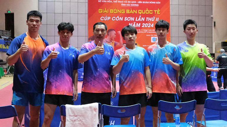 Các cây vợt Quảng Tây Trung Quốc giành chức vô địch đồng đội nam.