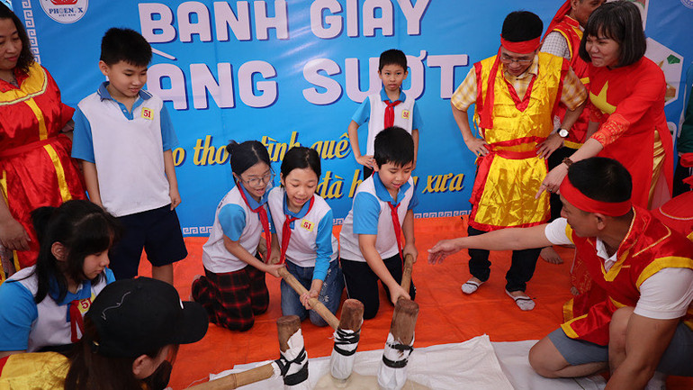 Học sinh tiểu học Thanh Bình trải nghiệm giã bánh giầy.