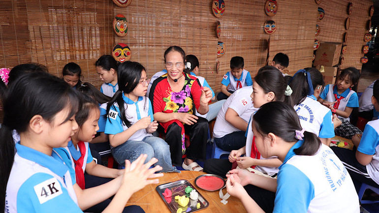 Nghệ nhân giới thiệu kỹ năng nặn tò he cho học sinh.