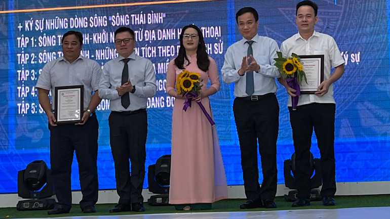 Đồng chí Lê Quốc Minh, Chủ tịch Hội Nhà báo Việt Nam và đồng chí Triệu Thế Hùng, Chủ tịch UBND tỉnh Hải Dương tặng giải Nhất cho tác giả, nhóm tác giả có tác phẩm báo chí xuất sắc năm 2022.