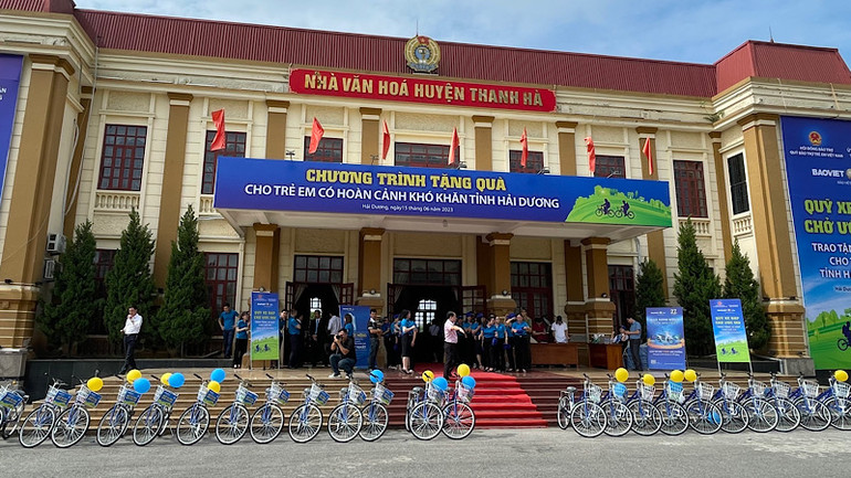 50 xe đạp dành tặng học sinh nghèo huyện Thanh Hà.