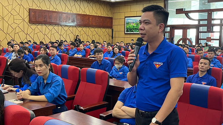 Đồng chí Nguyễn Đức Thực, Bí thư Đoàn phường Sao Đỏ, thành phố Chí Linh nêu ý kiến về thanh niên khởi nghiệp tại buổi đối thoại.