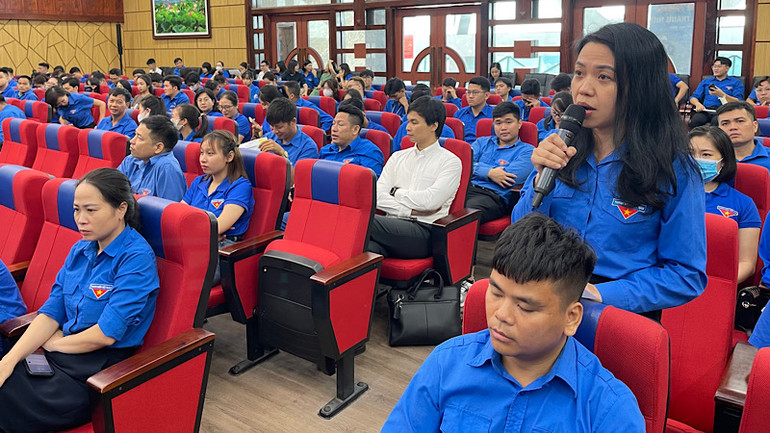 Đồng chí Nguyễn Thị Thu Trang (huyện Tứ Kỳ) nêu ý kiến về giải pháp, cơ chế hỗ trợ tập tích tụ ruộng đất để phát triển sản xuất nông nghiệp công nghệ cao.