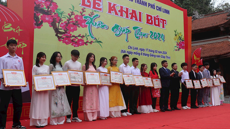 Khen thưởng các em học sinh, sinh viên có thành tích xuất sắc trong học tập.