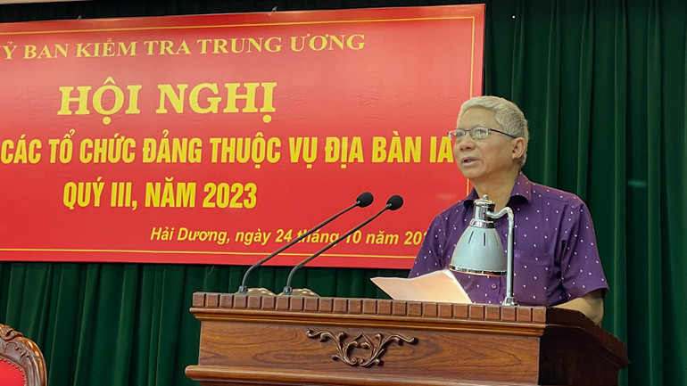 Đồng chí Cao Văn Thống, Ủy viên Ủy ban Kiểm tra Trung ương nêu ý kiến tại Hội nghị.