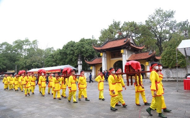 Đoàn rước lễ sản vật quê hương dâng lên Phật, Thánh ở chùa Côn Sơn.