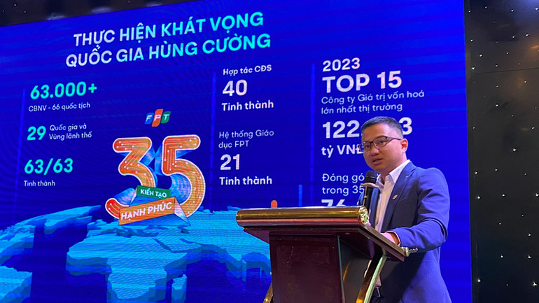 Chuyên gia của Công ty FPT trao đổi giải pháp bảo đảm thành công cho chuyển đổi số.