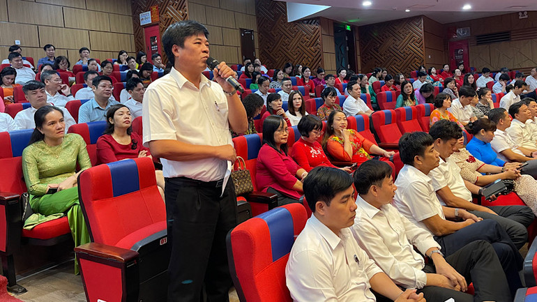 Đại biểu dự Hội nghị nêu ý kiến về cơ chế chính sách trong giáo dục và đào tạo. Đại biểu dự Hội nghị nêu ý kiến về cơ chế chính sách trong giáo dục và đào tạo.