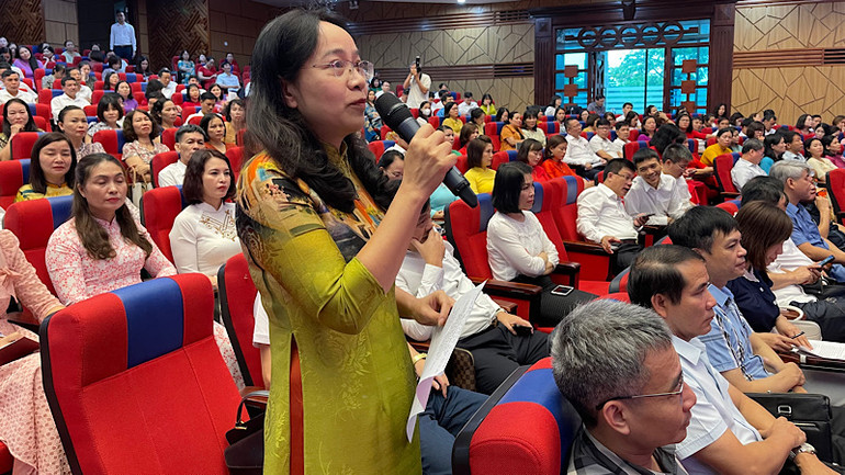 Nhiều đại biểu nêu ý kiến quan tâm đến chế độ chính sách đối với học sinh và giáo viên, giảng viên lĩnh vực đào tạo nghề. Nhiều đại biểu nêu ý kiến quan tâm đến chế độ chính sách đối với học sinh và giáo viên, giảng viên lĩnh vực đào tạo nghề.